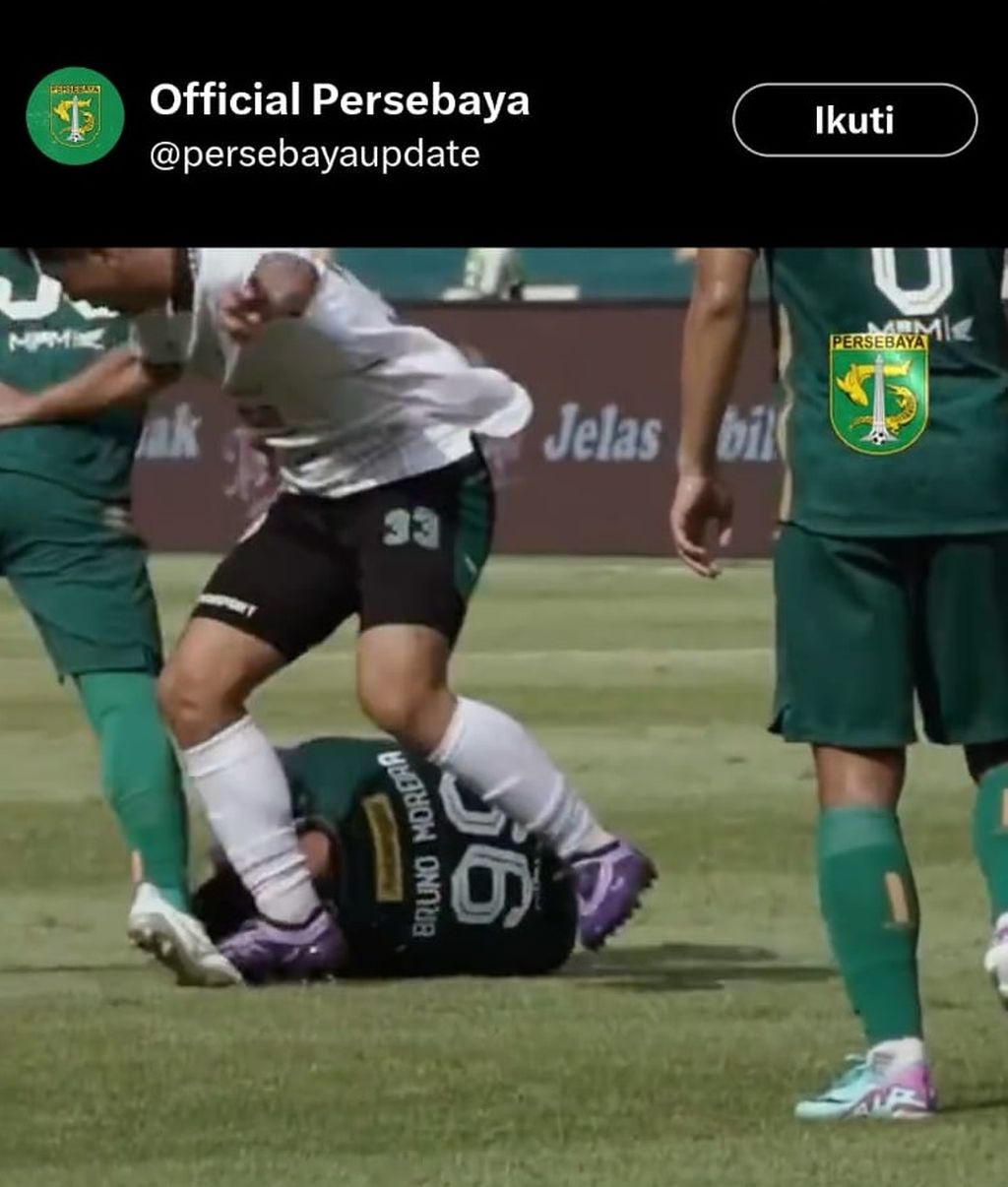 Pemain PSS Sleman, Wahyudi Hamisi (tengah/baju putih), menendang kepala pemain Persebaya Surabaya, Bruno Moreira, yang sedang terjatuh pada laga Liga 1 Minggu (3/4/2024) di Stadion Gelora Bung Tomo, Surabaya, Jawa Timur.