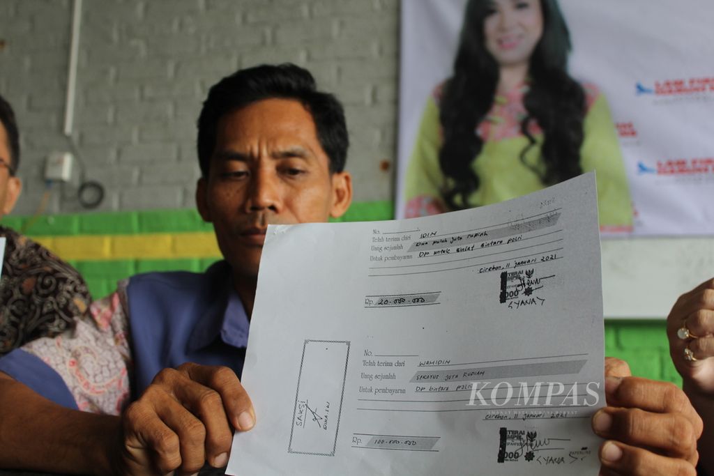 Wahidin menunjukkan salinan transfer terkait kasus dugaan penipuan dalam perekrutan bintara Polri di Kota Cirebon, Jawa Barat, Sabtu (17/6/2023). 