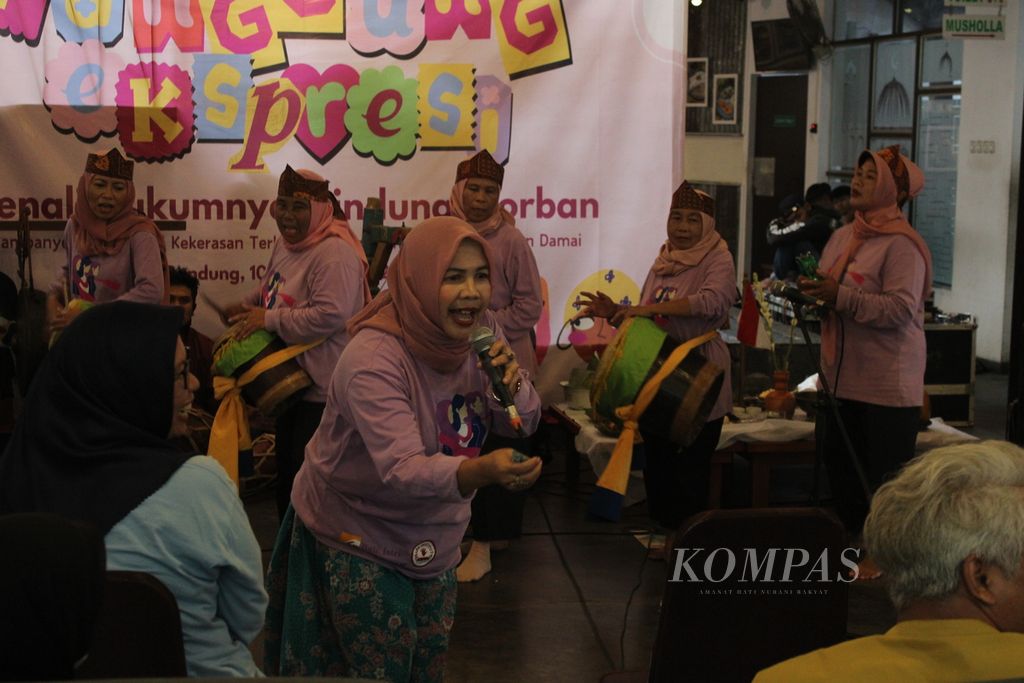 Para ibu dari Bale Istri Yayasan Sapa berinteraksi dengan peserta dalam pertunjukan Reog Sunda di Panggung Ekspresi Kampanye 16 Hari Antikekerasan terhadap Perempuan di Kota Bandung, Jawa Barat, Minggu (10/12/2023).