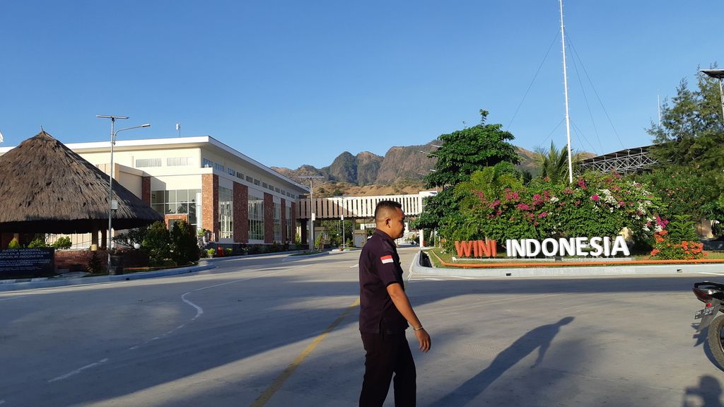 Petugas berjaga di Pos Lintas Batas Negara Terpadu Wini, Kecamatan Insana Utara, Kabupaten Timor Tengah Utara, NTT, Minggu (12/6/2022). Wini menjadi pintu masuk ke wilayah Oecusse di Timor Leste.