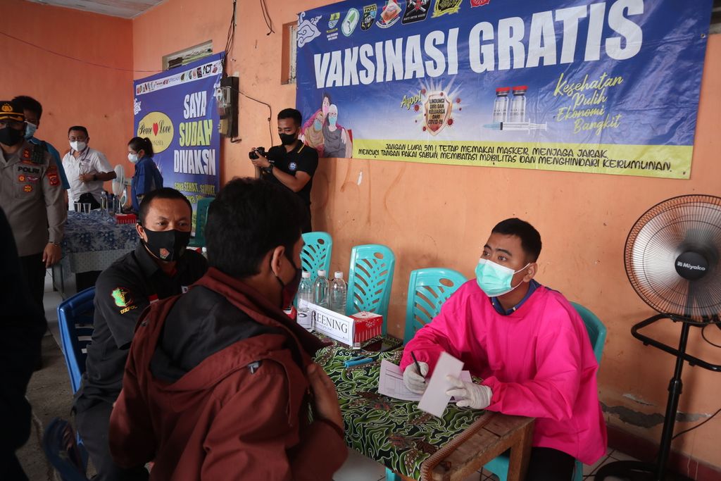 Warga menjalani vaksinasi Covid-19 di Jalan Tuparev, Kabupaten Cirebon, Jawa Barat, Senin (8/11/2021). Kegiatan itu diselenggarakan para pengemudi ojol yang tergabung dalam Keluarga Besar Online Cirebon (KBOCR) Cirebon Raya.