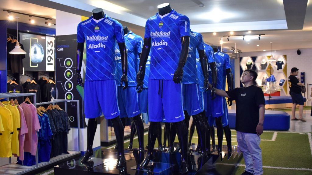 Persib Bandung Home football shirt 2016 - 2017. Sponsored by Indofood