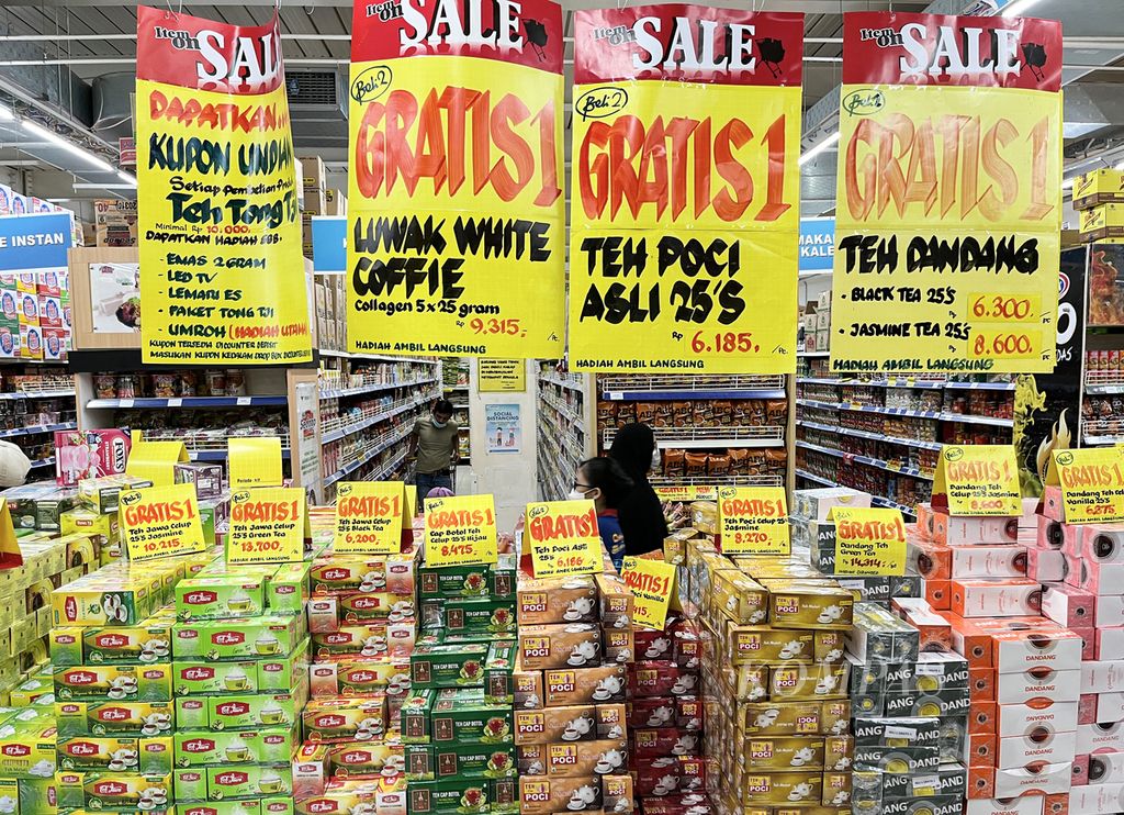 Pengunjung berbelanja bahan makanan di pasar ritel modern di Kota Tangerang, Banten, Kamis (1/12/2022). Potongan harga masih menjadi senjata utama pusat perbelanjaan ritel untuk menarik minat pembeli.