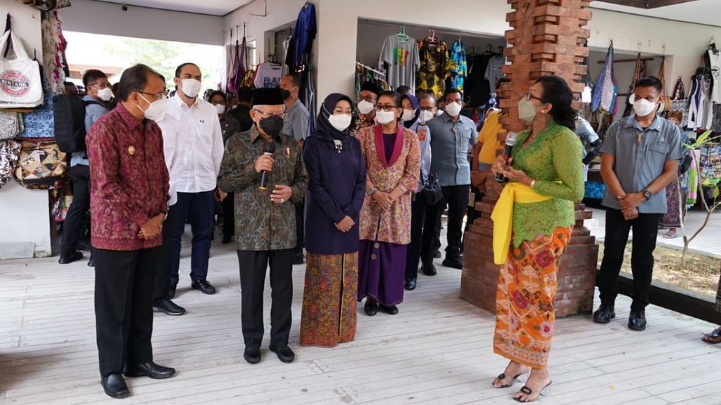 Sebelum bertolak ke Jakarta, Wakil Presiden Ma’ruf Amin beserta Ibu Wury Ma’ruf Amin mengunjungi kawasan UMKM di Pantai Jerman, Kabupaten Badung, Bali, Selasa 10 Mei 2022. 