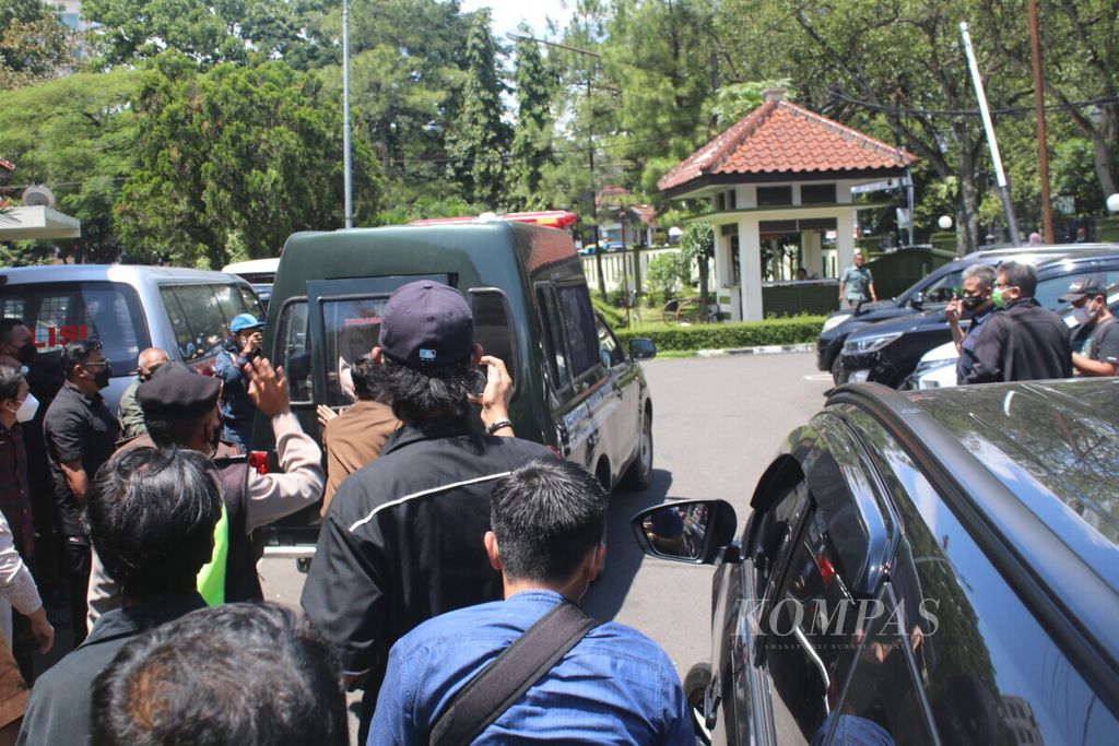 Terdakwa kekerasan seksual terhadap belasan anak di Kota Bandung, Herry Wirawan, dibawa dengan mobil tahanan keluar dari Pengadilan Negeri Bandung Kelas IA Khusus, Kota Bandung, Jawa Barat, 11 Januari 2022. 