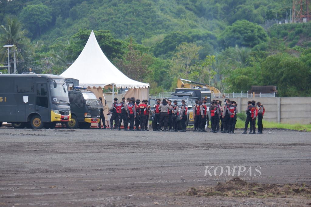 Aparat kepolisian bersiap mengamankan tes pramusim MotoGP di Sirkuit Mandalika, Lombok Tengah, NTB, Jumat (11/2/2022).