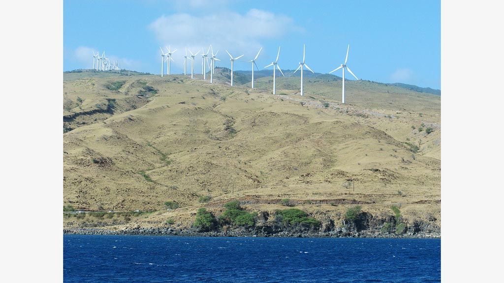 Salah satu bukit yang dipenuhi pembangkit listrik tenaga angin tampak dari dalam katamaran Four Winds II, beberapa saat seusai meninggalkan Pelabuhan Maalaea, Hawaii, Amerika Serikat, Rabu (6/12) waktu setempat.