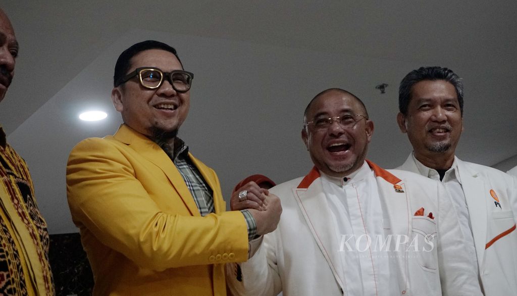 Sekretaris Jenderal Partai Keadilan Sejahtera Aboe Bakar Alhabsyi (kedua dari kanan) bersalaman dengan Wakil Ketua Umum Partai Golkar Ahmad Doli Kurnia Tandjung setelah pertemuan antar-pimpinan kedua partai tersebut di kantor DPP Golkar, Jakarta, Selasa (7/2/2023). 
