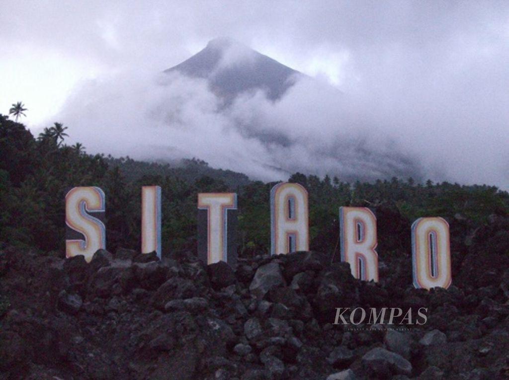 Gunung Karangetang di Kecamatan Siau Timur, Kabupaten Kepulauan Sitaro, Sulut, 21 Agustus 2007.