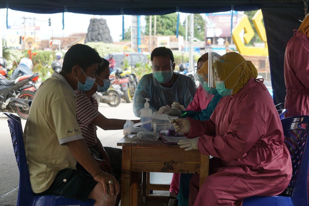 Pemerintah Kota Bandar Lampung memberikan layanan tes cepat massal  secara gratis untuk warga luar daerah yang masuk ke Bandar Lampung sejak Senin (26/10/2020). Hal ini dilakukan untuk mengantisipasi lonjakan Covid-19 saat libur panjang akhir pekan ini.