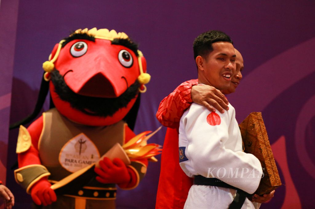 Pejudo Indonesia, Bayu Pangestu Aji, meraih medali emas pada cabang judo buta klasifikasi J2 kelas -60 kilogram putra pada ASEAN Para Games 2022 di Surakarta, Jawa Tengah, Selasa (8/2/2022). 
