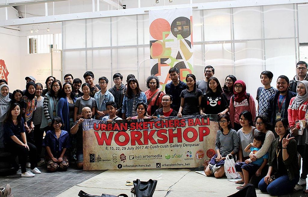 Sejumlah  peserta dan pengurus berpose bersama usai workshop one drawing at a time, di Chus-Chus Gallery, Kota Denpasar, Bali, Sabtu (8/7). 