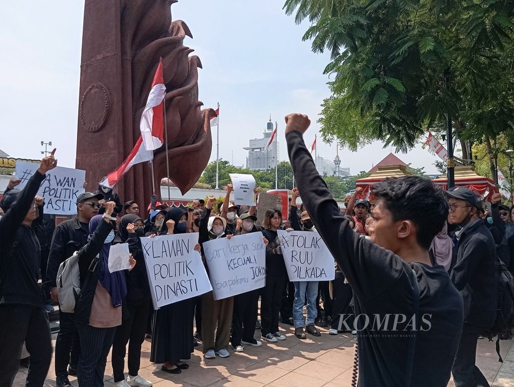 Warga berunjuk rasa di Tugu Pahlawan, Surabaya, Jawa Timur, Kamis (22/8/2024). Mereka melawan pembangkangan konstitusi Presiden Joko Widodo dan partai pendukung yang dianggap mendelegitimasi Pilkada 2024. Mereka menyatakan bagian dari Constitutional and Administrative Law Society (CALS).