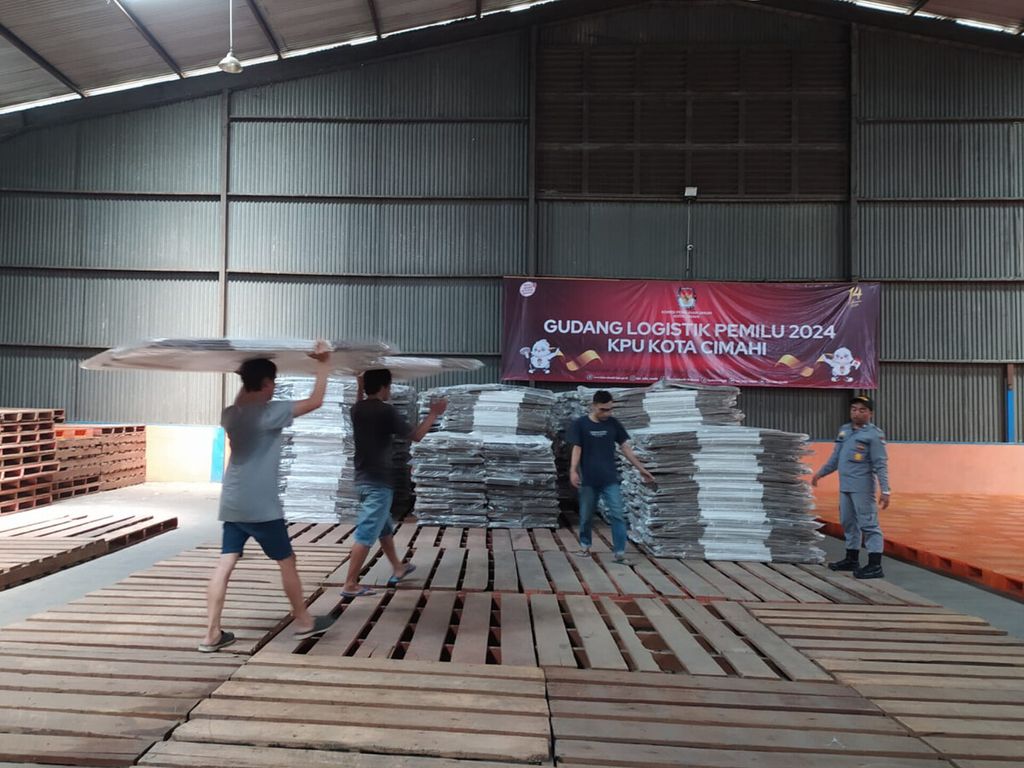 Tampak aktivitas distribusi logistik Pemilu 2024 di gudang KPU Kabupaten Cimahi, Jawa Barat, Oktober 2023.