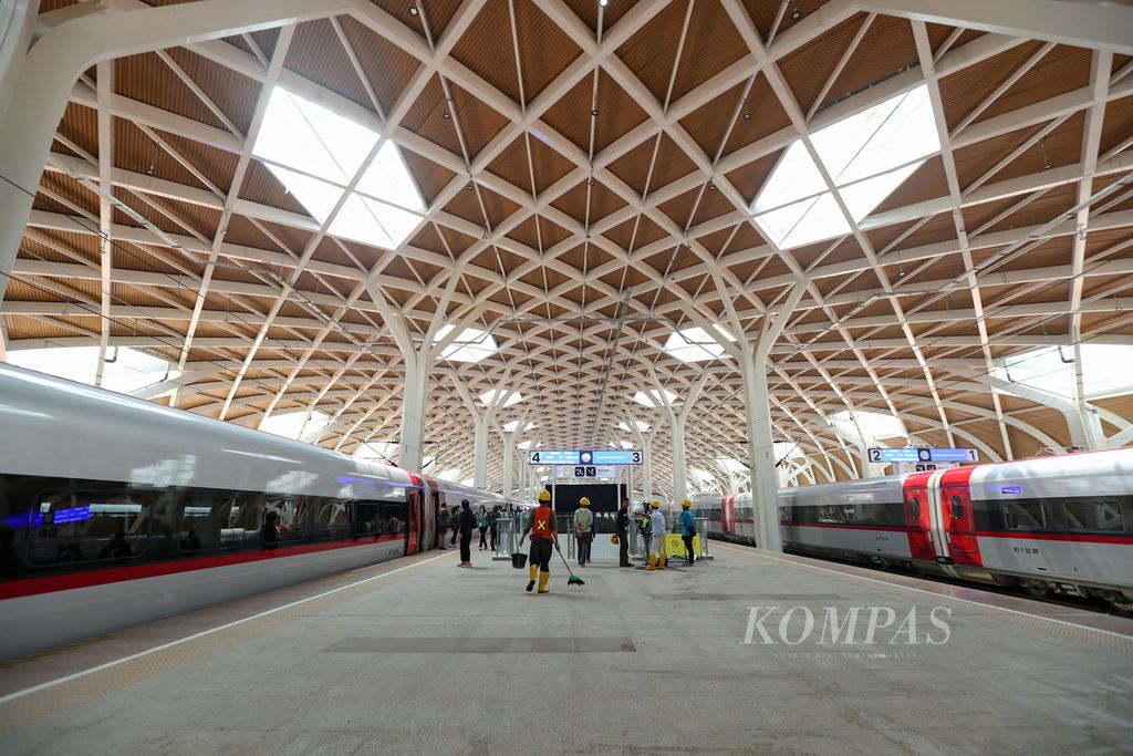 Suasana di dalam peron Stasiun Halim, Jakarta, Sabtu (9/9/2023). Produsen CRRC Qingdao Sifang menggelar acara Upacara Pembukaan Basis Pertukaran Ilmu Pengetahuan dan Budaya Kereta Api Kecepatan Tinggi Jakarta-Bandung. 