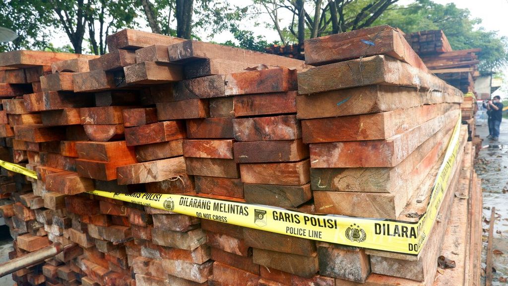 Piles of processed wood from various types of forest wood were confiscated by police in Banjarmasin, South Kalimantan, Friday (18/3/2022).