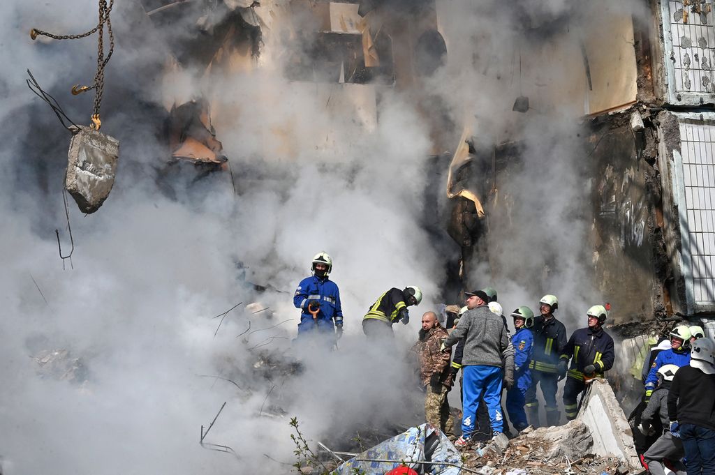 Tim tanggap darurat mencari korban di rumah susun yang hancur akibat rudal Rusia di Kyiv, Ukraina, Jumat (28/4/2023). 