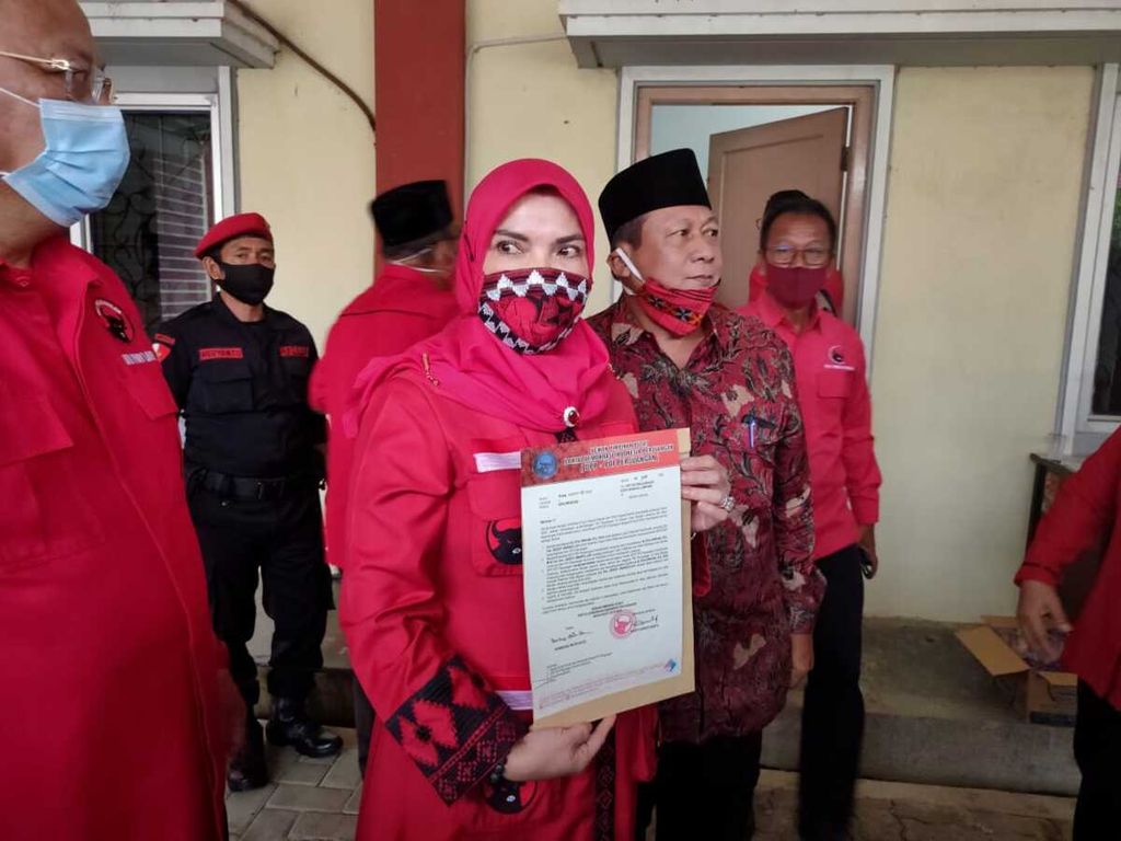 Eva Dwiana, istri Wali Kota Bandar Lampung Herman HN menunjukkan surat rekomendas dari PDI Perjuangan di Bandar Lampung, Selasa (11/8/2020)