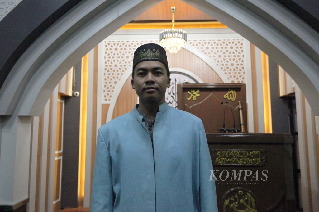 Muhammad Syafiq Ismail (23), marbot di Masjid Ar-Rahman, Merduati, Kecamatan Kutaraja, Kota Banda Aceh, usai mengimami shalat Subuh. 