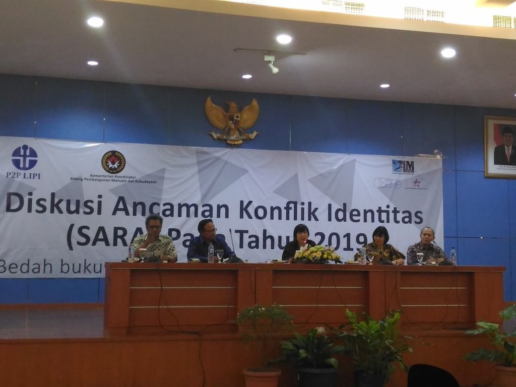 Peneliti Senior LIPI, Thung Ju Lan (tiga dari kiri), dalam diskusi Ancaman Konflik Identitas (SARA) pada tahun 2019 dan Bedah Buku Resolusi Konflik, Jembatan Perdamaian, di Jakarta, Rabu (15/11). 