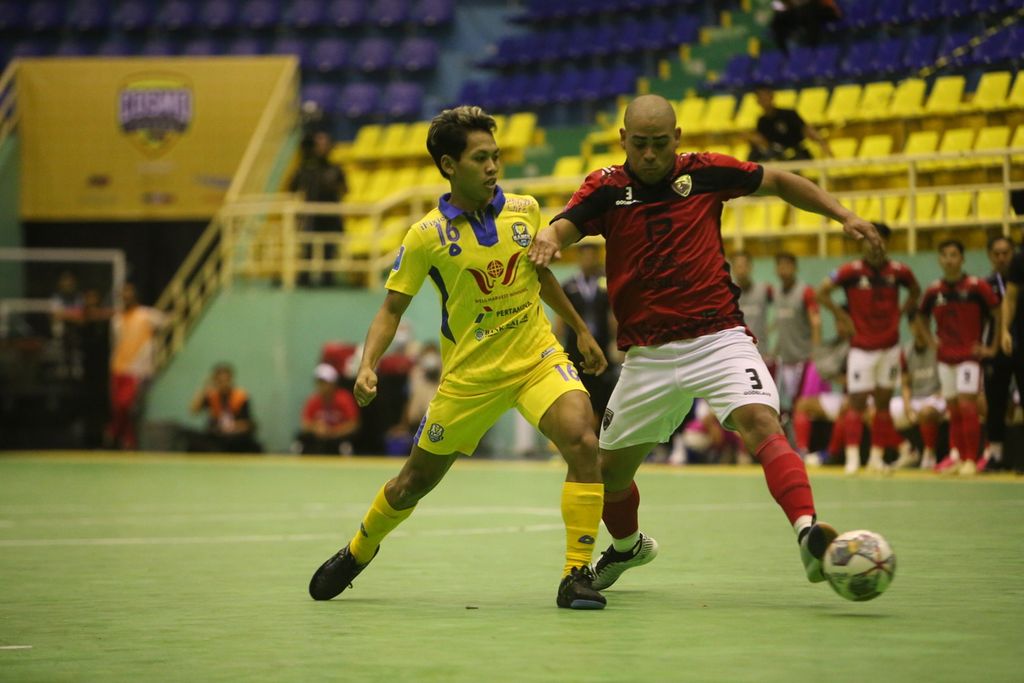 Pemain Pendekar United, Ronaldo Cabarcas (merah) diadang pemain Kancil WHW Pontianak pada pekan pertama Liga Futsal Profesional Indonesia 2022 di GOR POPKI Cibubur, Minggu (8/1/2023). Pertandingan berakhir imbang, 3-3.