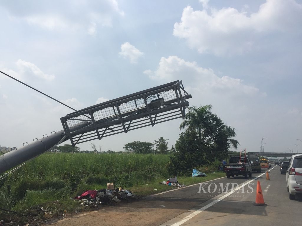 Lokasi kecelakaan fatal di Jalur A Kilometer 712 Jalan Tol Surabaya-Mojokerto, Jawa Timur, Senin (16/5/2022). Bus pariwisata PO Ardiansyah mengalami kecelakaan tunggal atau tidak melibatkan kendaraan lain dengan menabrak tiang VMS sehingga mengakibatkan 14 orang tewas dan 19 orang terluka.
