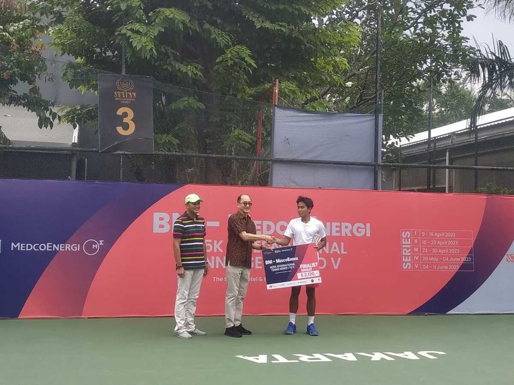 Penyerahan hadiah kepada Muhammad Rifdi Fitriadi sebagai pemenang kedua  nomor tunggal putra pada turnamen ITF Men's World Tennis Tour M25 bertajuk "BNI-Medco Energi International Tennis" di lapangan tenis Hotel Sultan Jakarta, Minggu (16/4/2023).