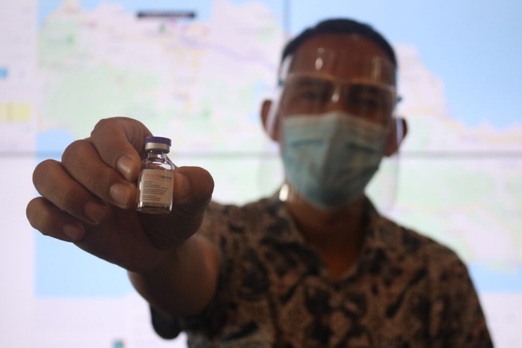 Salah seorang karyawan PT Bio Farma menunjukkan vaksin Covid-19 di Kota Bandung, Kamis (7/1/2021).