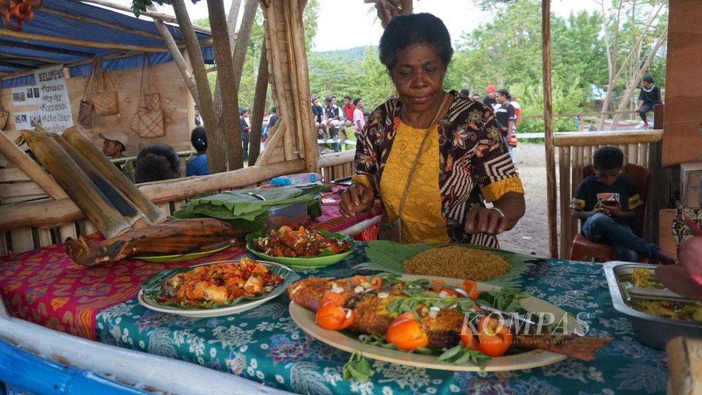 Regina Mambrasar Yapen (63) menyiapkan makanan khas masyarakat adat Byak Karon untuk dipamerkan dalam Festival Munara Beba Byak Karon di Distrik Sausapor, Tambrauw, Papua Barat Daya, Rabu (22/3/2023).