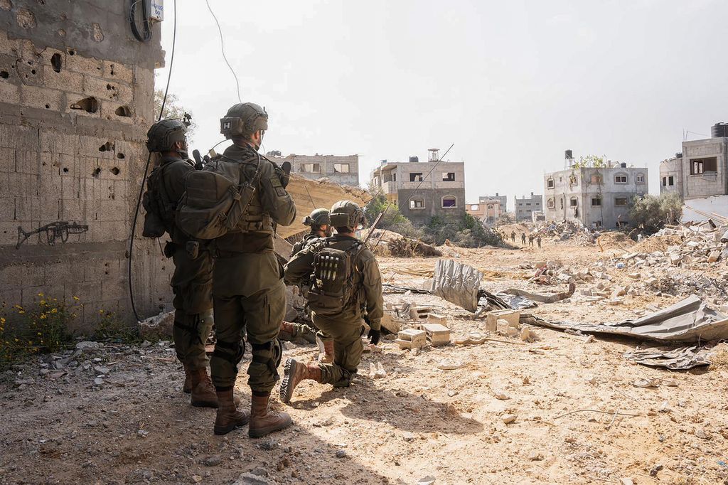 Foto yang dirilis oleh militer Israel pada 18 April 2024 menunjukkan tentara Israel beroperasi di Jalur Gaza di tengah berlanjutnya pertempuran antara Israel dan kelompok Hamas. 