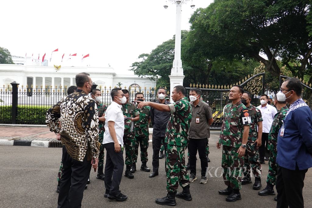 Kepala Sekretariat Presiden Heru Budi Hartono bersama para pejabat struktural dan fungsional TNI melakukan koordinasi dan pemeriksaan sebagai persiapan jelang rangkaian kegiatan HUT Ke-77 TNI pada 5 Oktober mendatang di Istana Merdeka, Jakarta, Jumat (30/9/2022).