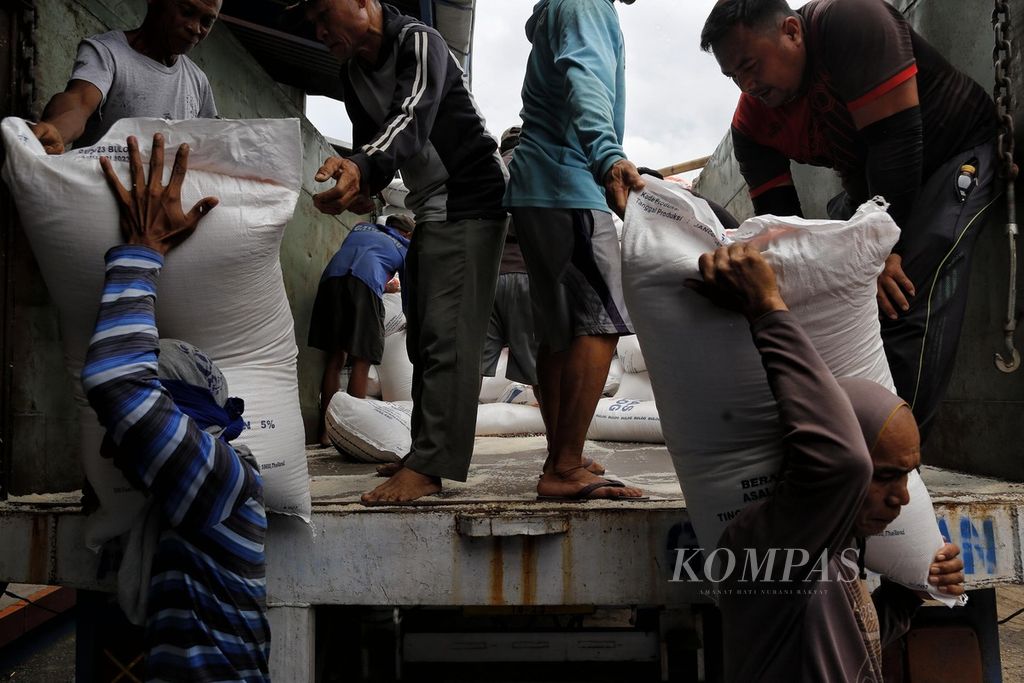Buruh menurunkan beras impor asal Thailand yang digunakan sebagai cadangan pangan pemerintah yang saat ini masih digulirkan untuk operasi pasar di gudang Perum Bulog Kantor Cabang Cirebon, Jawa Barat, Selasa (28/2/2023). 