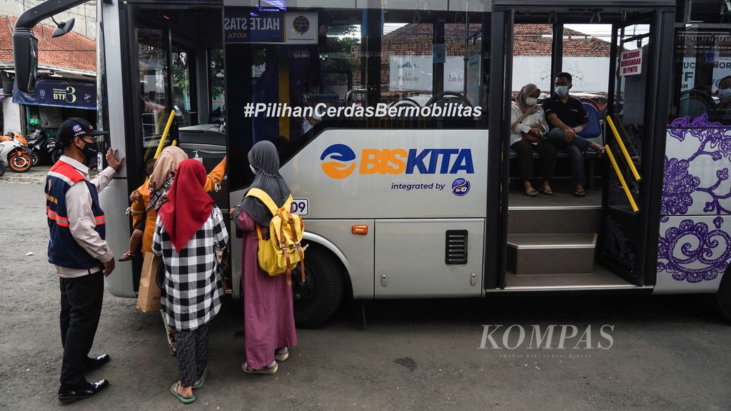 Penumpang saat menaiki Biskita Trans Pakuan di Halte Stasiun Bogor, Kota Bogor, Jawa Barat, Jumat (12/11/2021). 