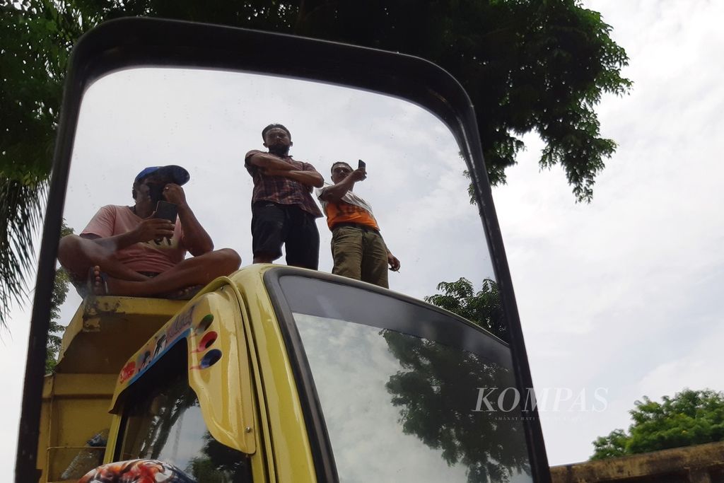 Sopir truk berdiri di atas truk saat berunjuk rasa di depan Kantor Wali Kota Balikpapan, Kalimantan Timur, Rabu (30/3/2022). Sedikitnya 250 truk dibawa dalam demonstrasi menuntut distribusi merata solar bersubsidi ini.