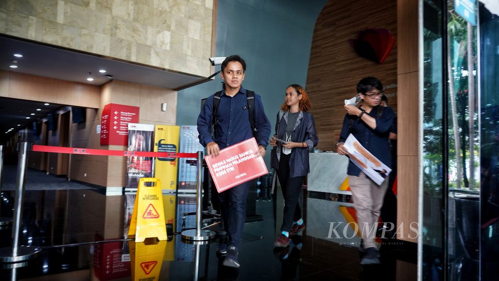 Para aktivis Indonesia Corruption Watch (ICW) berjalan keluar lobi setelah menyerahkan berkas laporan dugaan pelanggaran etik Wakil Ketua KPK Johanis Tanak kepada Dewan Pengawas Komisi Pemberantasan Korupsi (Dewas KPK) di Gedung C1 KPK, Kuningan, Jakarta, Selasa (18/4/2023). 
