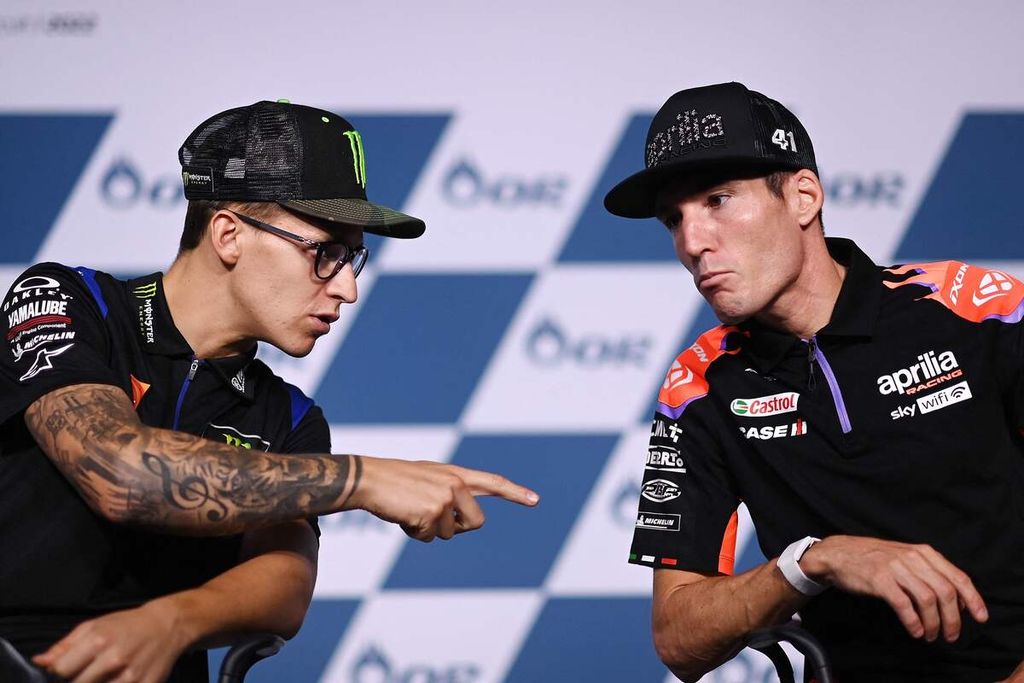 Pebalap Monster Energy Yamaha, Fabio Quartararo (kiri) berbincang dengan pebalap Aprilia, Aleix Espargaro, pada jumpa pers MotoGP seri Thailand, 29 September 2022. 