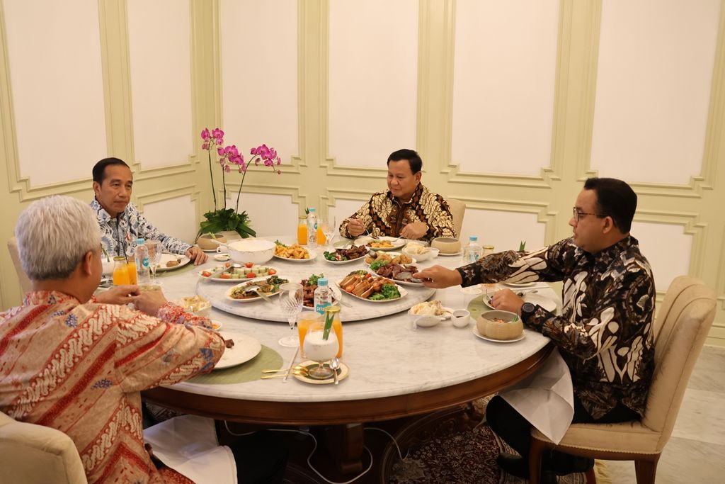 Presiden Joko Widodo mengajak tiga bakal calon presiden, Prabowo Subianto, Anies Baswedan, dan Ganjar Pranowo, makan siang bersama di Istana Merdeka, Jakarta, Senin (30/10/2023).