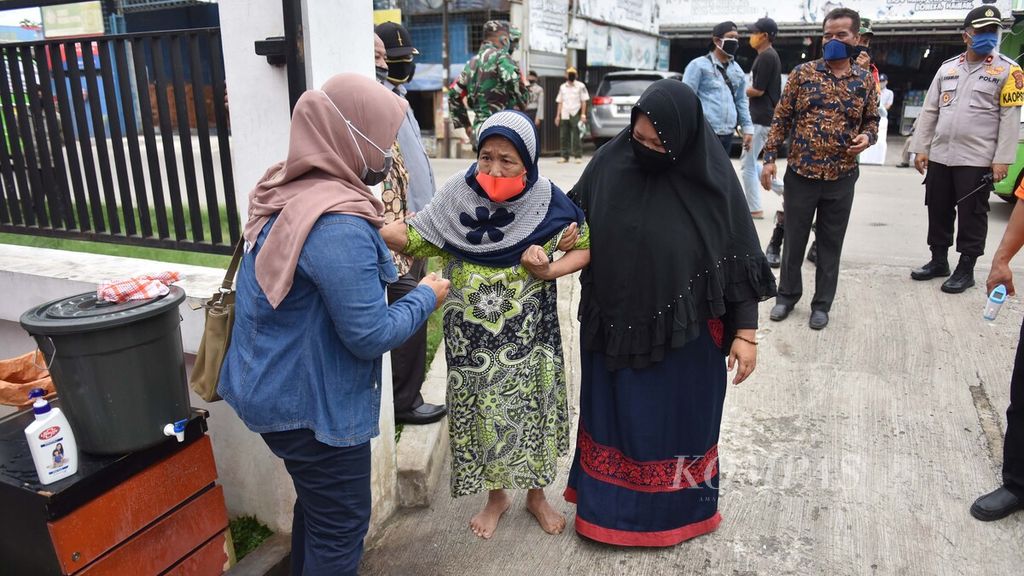 Warga mendatangi Kantor Pos Kecamatan Curug, Kabupaten Tangerang, Banten, untuk mencairkan Bantuan Sosial (Bansos) Tunai, Sabtu (25/4/2020). Bansos Tunai bagi warga terdampak Covid-19 tersebut akan disalurkan kepada 9 juta Keluarga Penerima Manfaat (KPM) dengan nilai bantuan sebesar Rp 600.000 per KPM per bulan. Bansos tunai diberikan selama tiga bulan, dimulai dari bulan April hingga Juni 2020. 