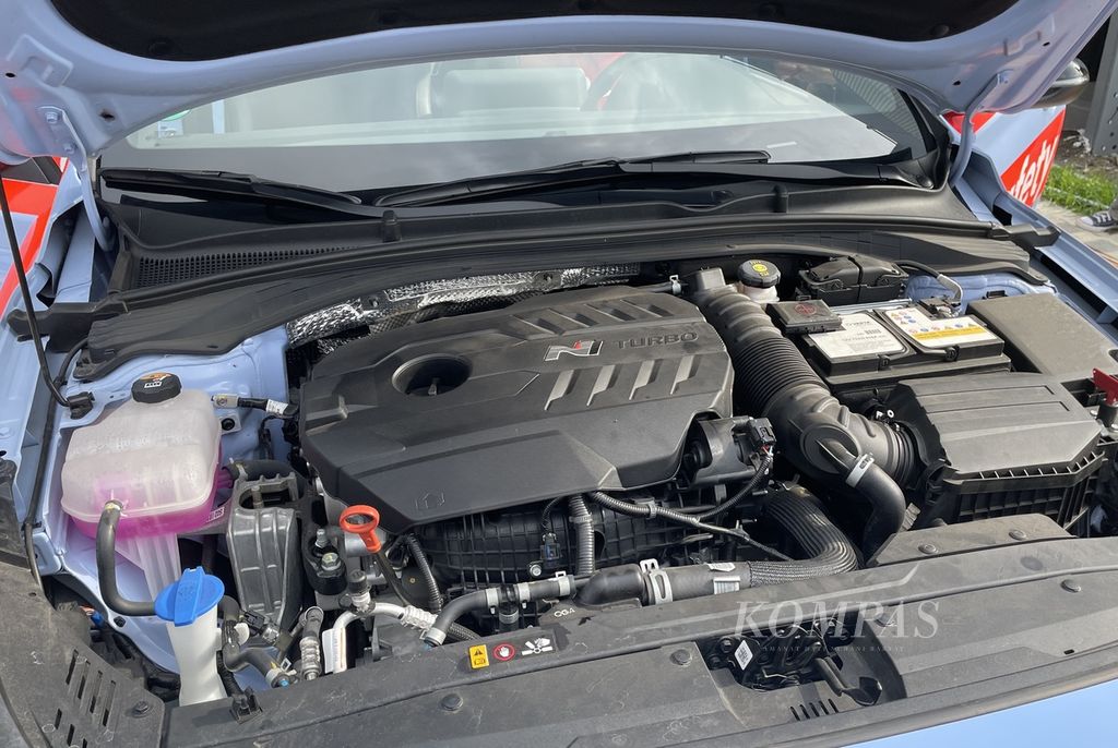Hyundai i30 N memakai mesin 2.0 T-GDI yang mampu mengeluarkan tenaga maksimal 280 PS dengan torsi puncak 392 Nm.