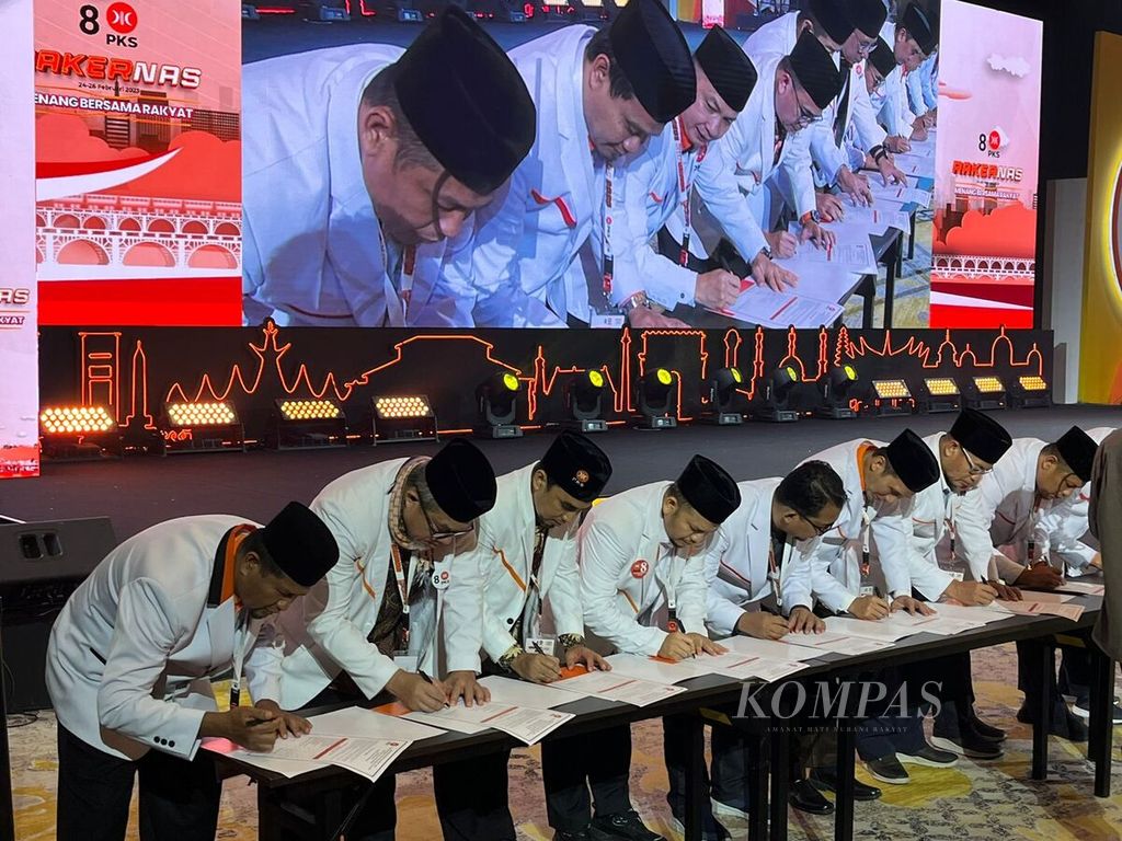 Sebanyak 38 Ketua Dewan Pimpinan Wilayah Partai Keadilan Sejahtera menandatangani komitmen pemenangan PKS dan bakal calon presiden Anies Rasyid Baswedan dalam Pemilu 2024 saat penutupan Rapat Kerja Nasional PKS di Jakarta, Sabtu (25/2/2023) malam.