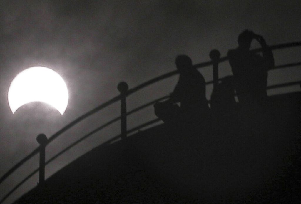 Bulan tampak menutupi Matahari dalam gerhana matahari cincin seperti yang terlihat di Madrid, Spanyol, Senin (3/10). 