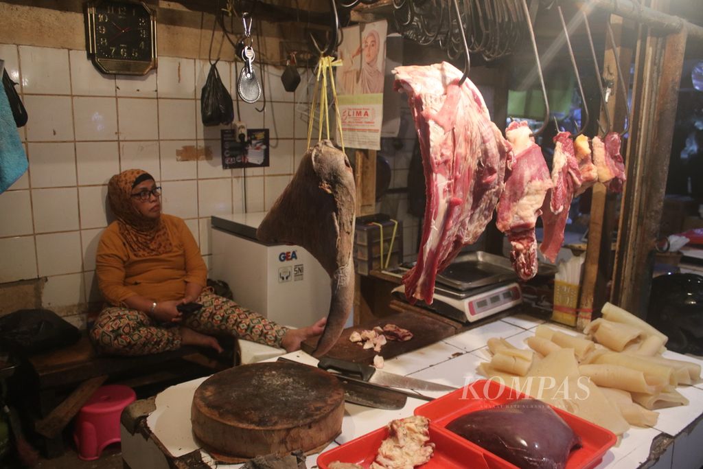 Penjual daging menunggu pelanggan di Pasar Kiaracondong, Kota Bandung, Jawa Barat, Selasa (28/3/2023). Sejumlah harga bahan pokok di pasar ini mulai menunjukkan peningkatan di awal bulan Ramadhan.