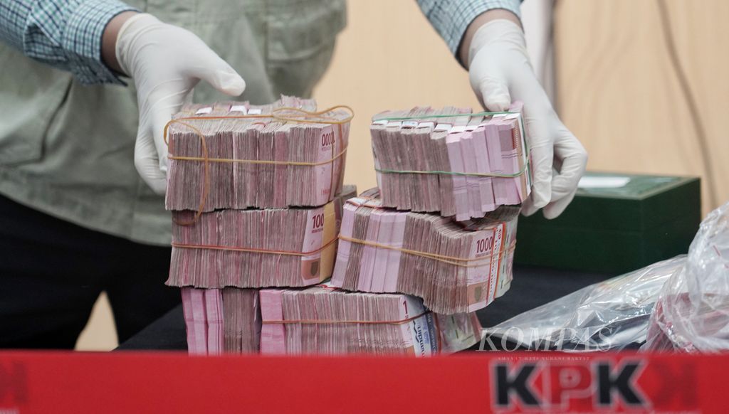 Barang bukti uang yang disita Komisi Pemberantasan Korupsi (KPK) dalam operasi tangkap tangan (OTT) di lingkungan Pemerintah Kabupaten Sorong, Provinsi Papua Barat Daya, di Gedung Merah Putih, KPK, Jakarta, Selasa (14/11/2023). 