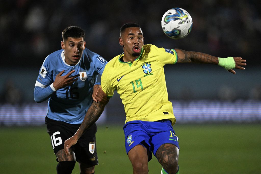 Bek Uruguay, Mathias Olivera (kiri), dan penyerang Brasil, Gabriel Jesus, berebut bola pada laga kualifikasi Piala Dunia 2026 di Stadion Centenario di Montevideo, Rabu (18/10/2023) dini hari WIB. Brasil kalah 0-2. 