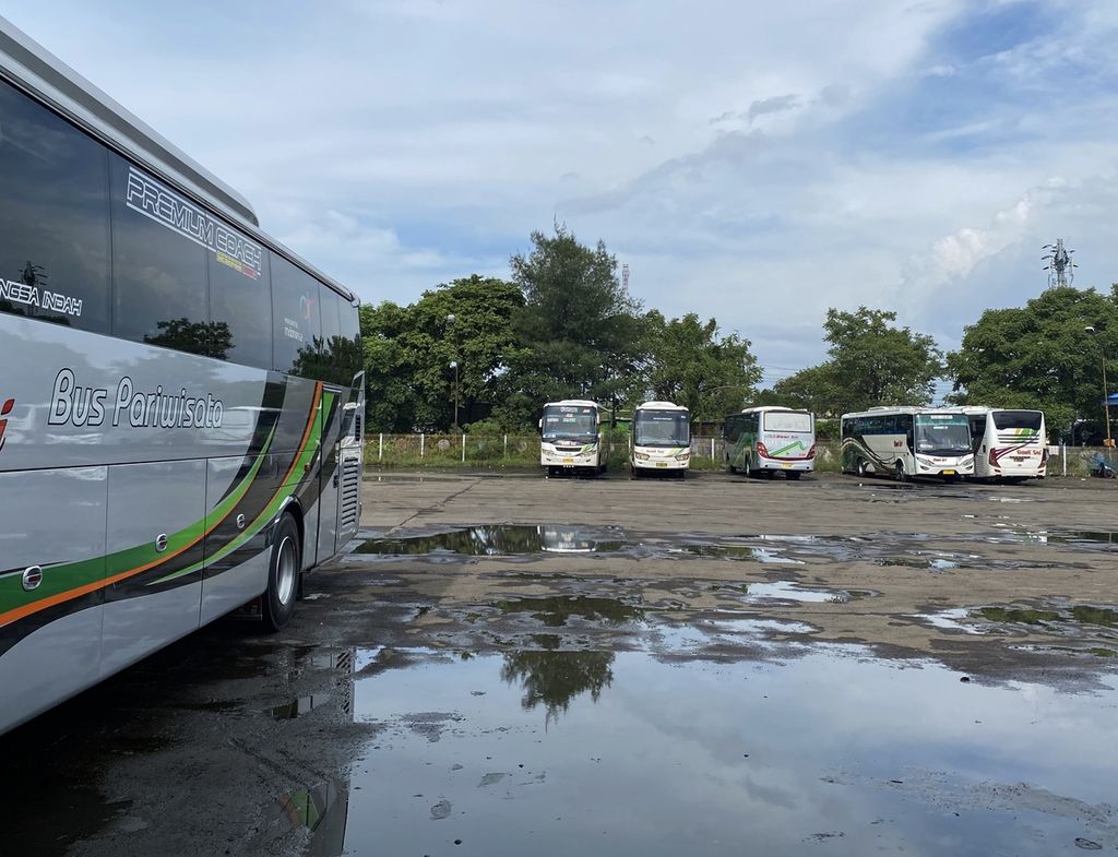 Sejumlah bus terparkir di Terminal Kota Tegal, Jawa Tengah, Jumat (26/3/2021). Selama pandemi, sejumlah perusahaan otobus memilih untuk tidak memberangkatkan busnya karena sepi penumpang. Pengusaha angkutan berharap pemerintah mengkaji ulang larangan mudik Lebaran 2021 dan tetap mengizinkan masyarakat mudik dengan protokol kesehatan yang ketat.