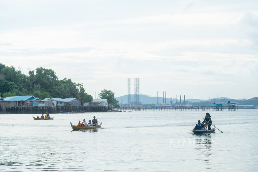 Sejumlah warga suku Laut dari Pulau Gara mendayung sampan ke Pulau Bertam, Kelurahan Kasu, Kecamatan Belakang Padang, Batam, Kepulauan Riau, Selasa (7/6/2022). 