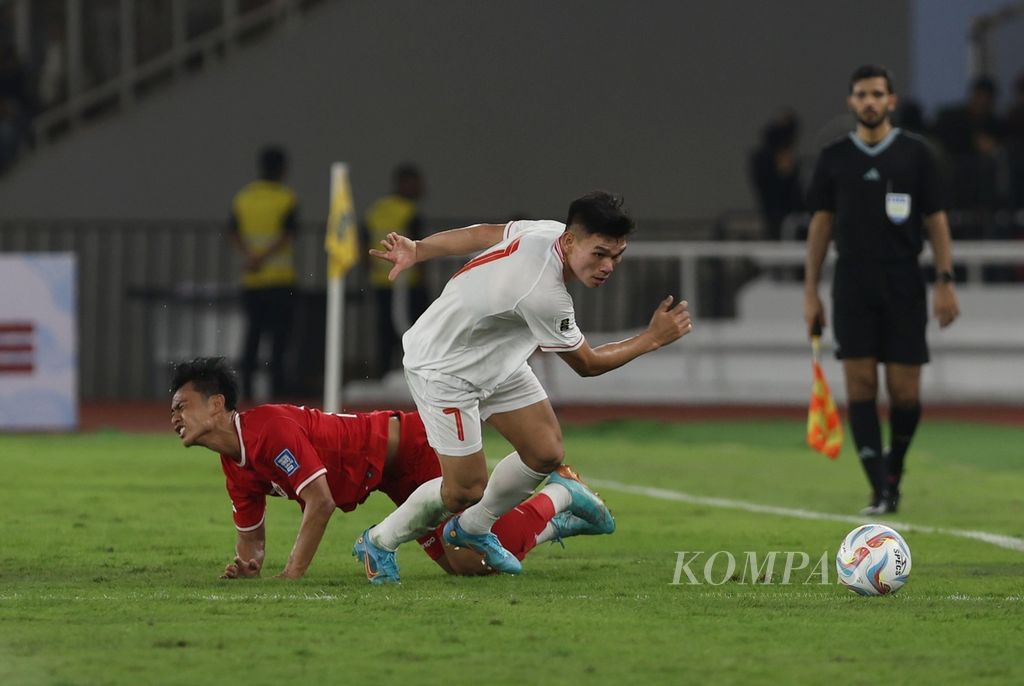 Pemain tim nasional Indonesia, Pratama Arhan (kiri), terjatuh saat gagal melewati pemain timnas Vietnam, Pham Xuan Manh, pada kualifikasi Piala Dunia 2026 di Stadion Gelora Bung Karno, Jakarta, Kamis (21/3/2024). Indonesia mengalahkan Vietnam dengan skor tipis 1-0. 