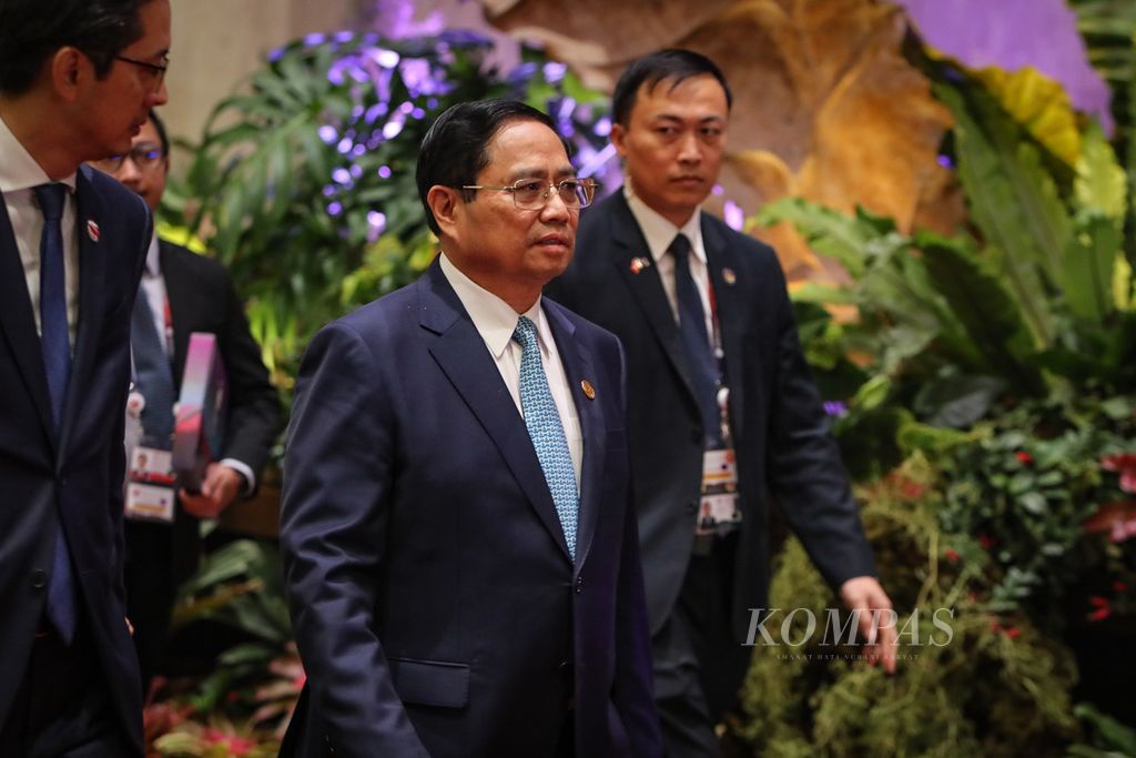 Perdana Menteri Vietnam Pham Minh Chinh (tengah) berjalan seusai menghadiri KTT Ke-18 Asia Timur di Jakarta, 7 September 2023. Chinh berjanji tidak akan ada lagi kekurangan listrik yang tak terprediksi di Vietnam.