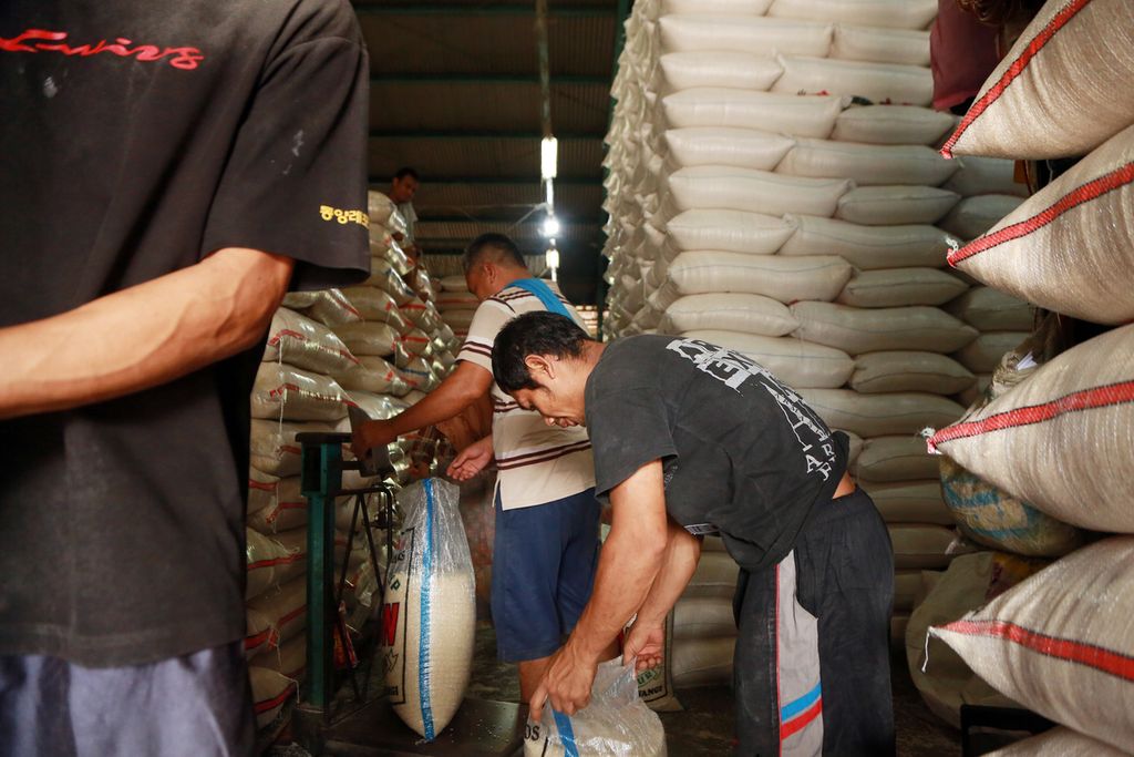 Pekerja menjahit karung beras di Pasar Induk Beras Cipinang, Jakarta Timur, Jumat (02/11/2022).