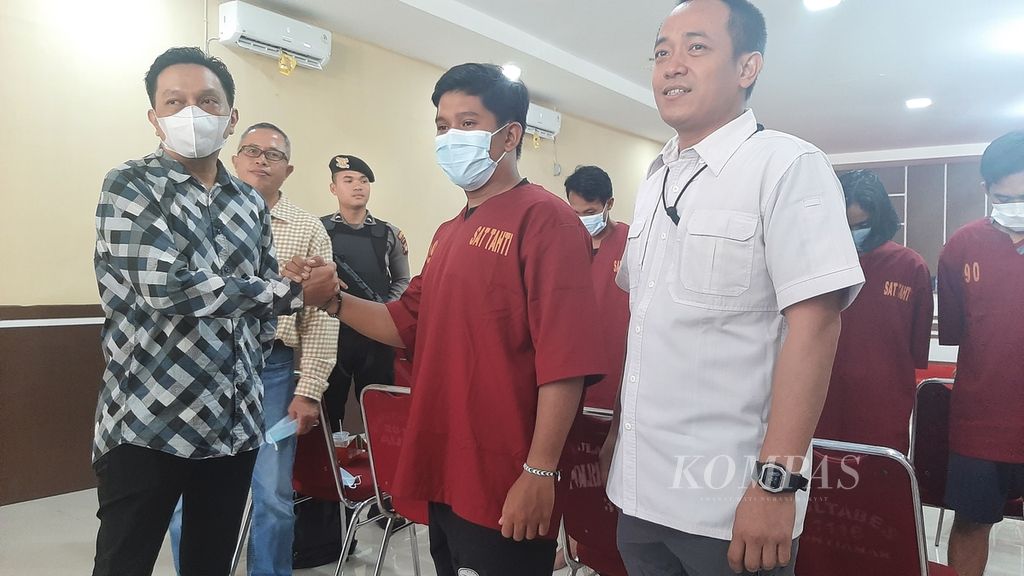 Kasus penganiayaan dosen oleh tujuh mahasiswa di Kota Pontianak, Kalimantan Barat, berakhir damai, Sabtu (11/3/2023). Pelaku (menggunakan baju tahanan) bersalaman dengan korban (menggunakan masker putih).
